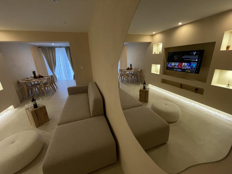 Communal lounge/ TV room, TV and multimedia, Living room, Seating area, Evening entertainment