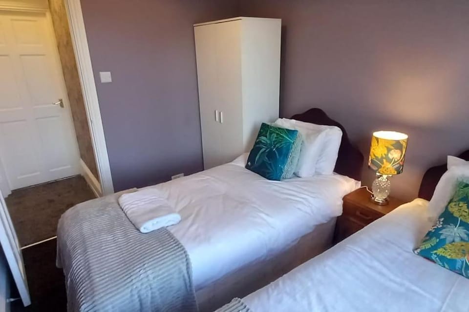 Peaceful Home from Home - Spacious 3 Bedroom House Accommodating 7 - Ideal for Families and Workers House in Gateshead