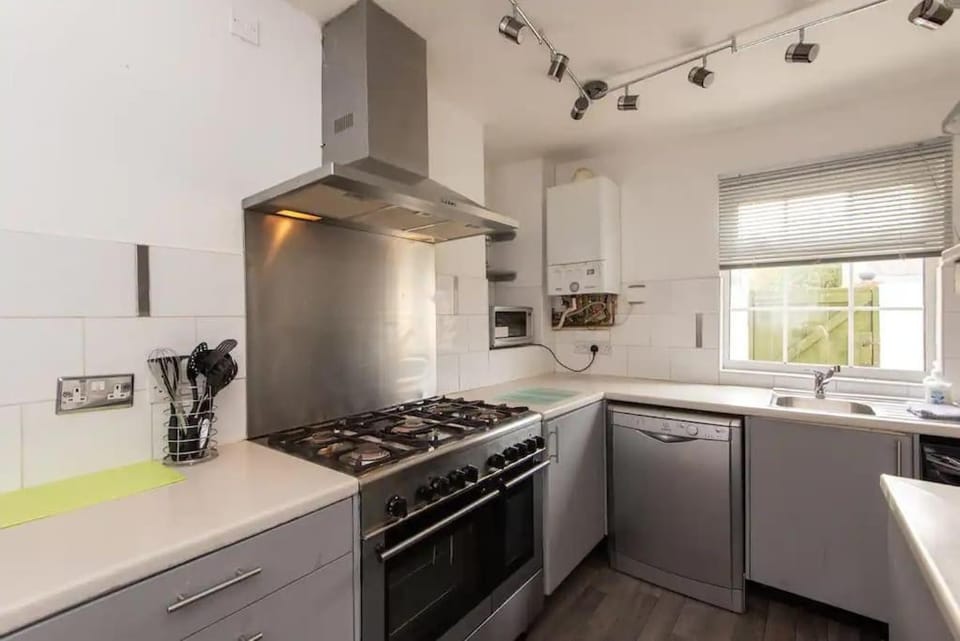 Peaceful Home from Home - Spacious 3 Bedroom House Accommodating 7 - Ideal for Families and Workers House in Gateshead