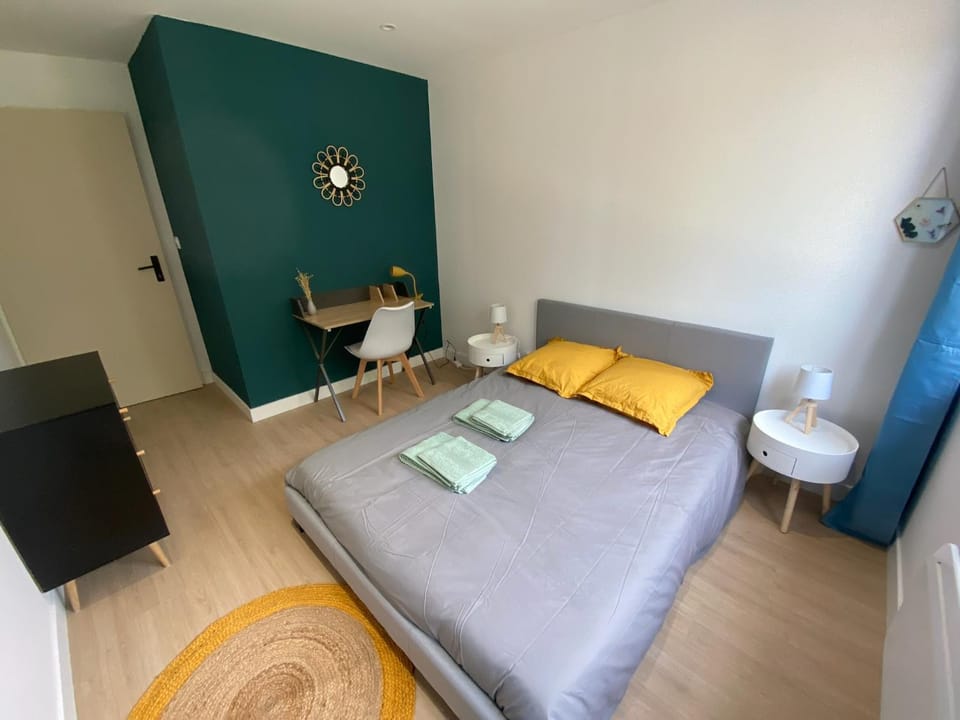 Bed, Photo of the whole room, Bedroom, towels
