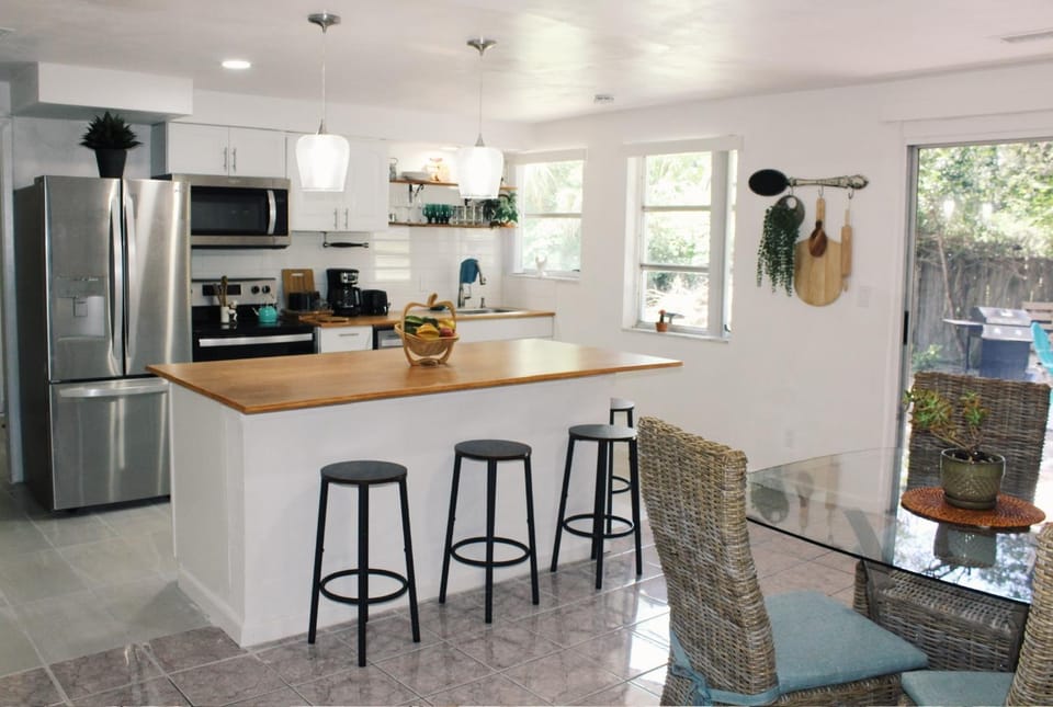 5 min from Weeki Wachee park- Fully Fenced 3 Bedroom House House in Spring Hill