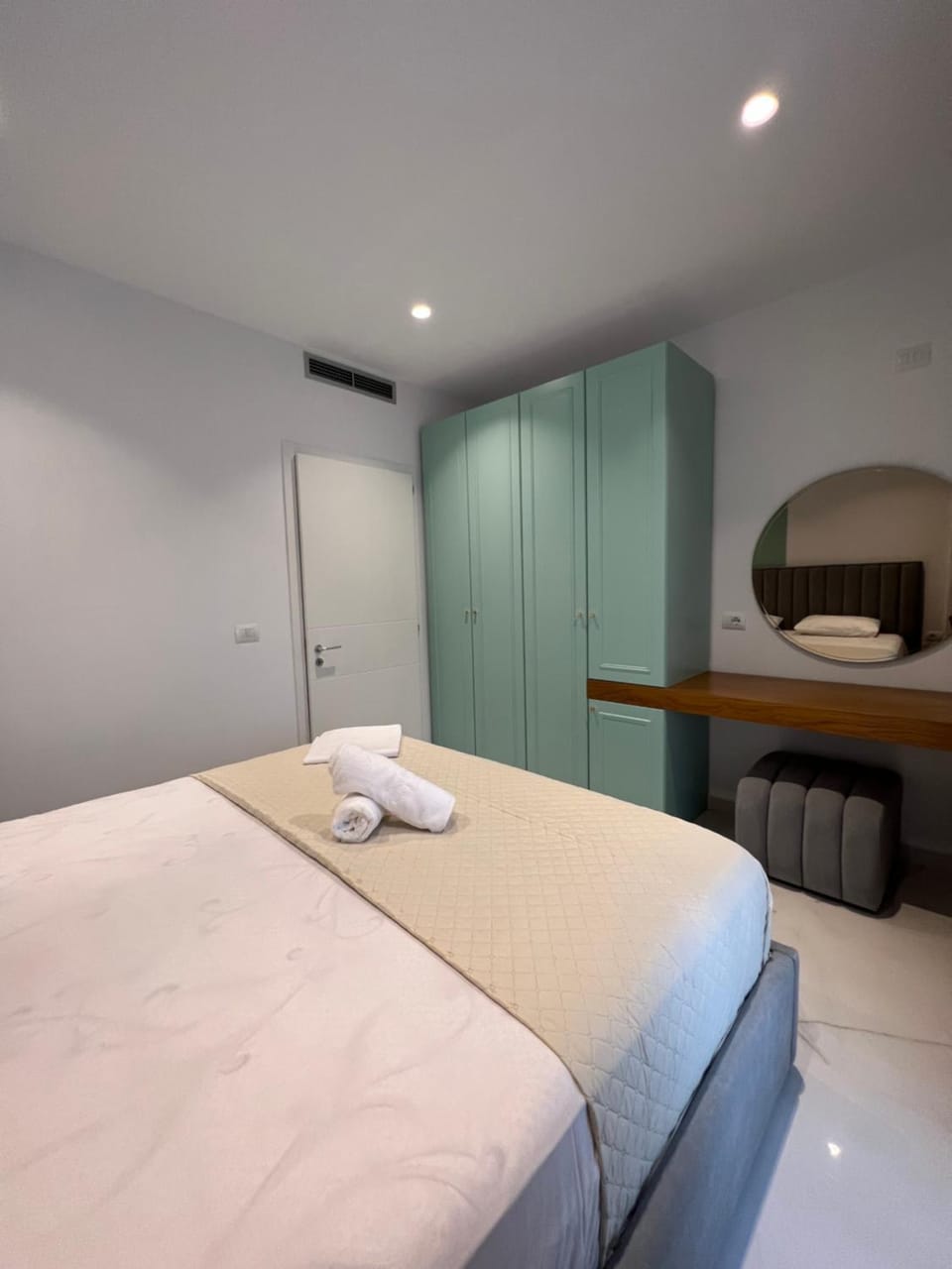 Bed, Bedroom, towels, wardrobe