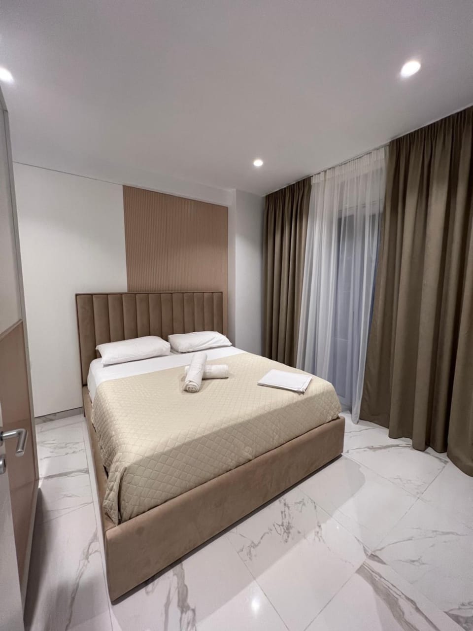 Bed, Photo of the whole room, Bedroom, towels