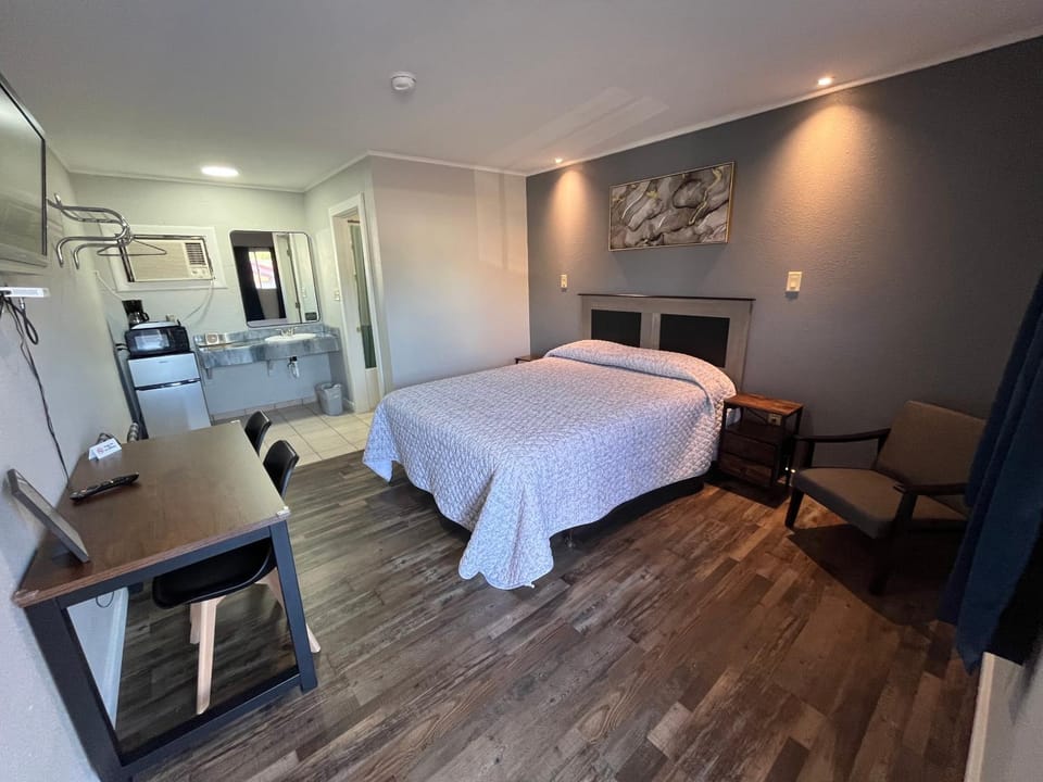 Bed, TV and multimedia, Living room, Photo of the whole room, Bedroom