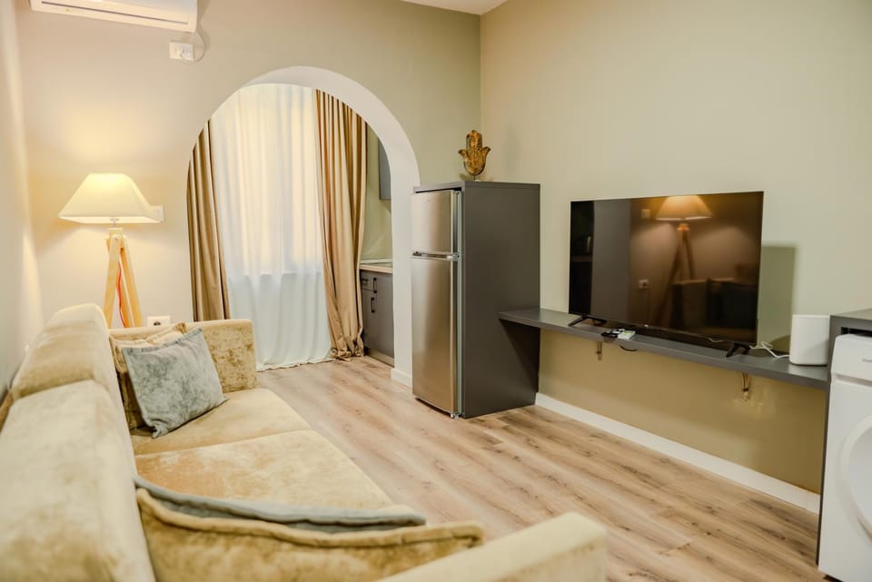 Communal lounge/ TV room, TV and multimedia, Kitchen or kitchenette, Living room, Seating area, Evening entertainment, air conditioner