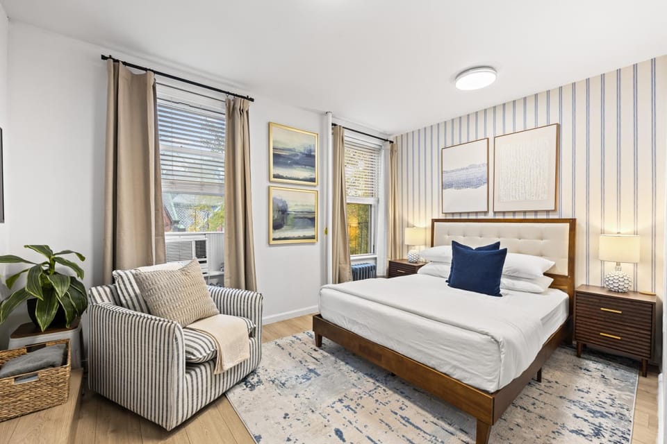 Bed, Photo of the whole room, Seating area