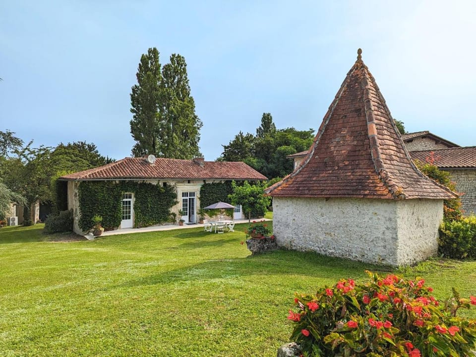 Gîte familial avec piscine couverte, jardin privé, proche d'Aubeterre-sur-Dronne - FR-1-653-239 House in Nouvelle-Aquitaine