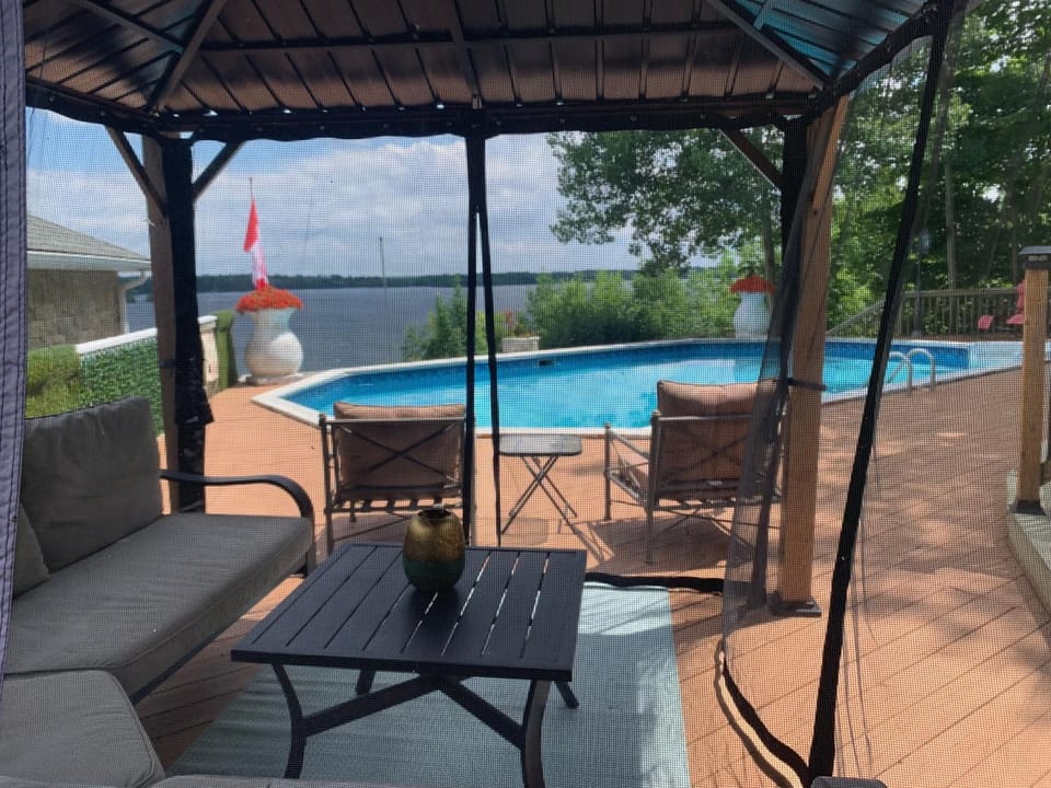 Q Estate Pool cottage House in Rideau Lakes