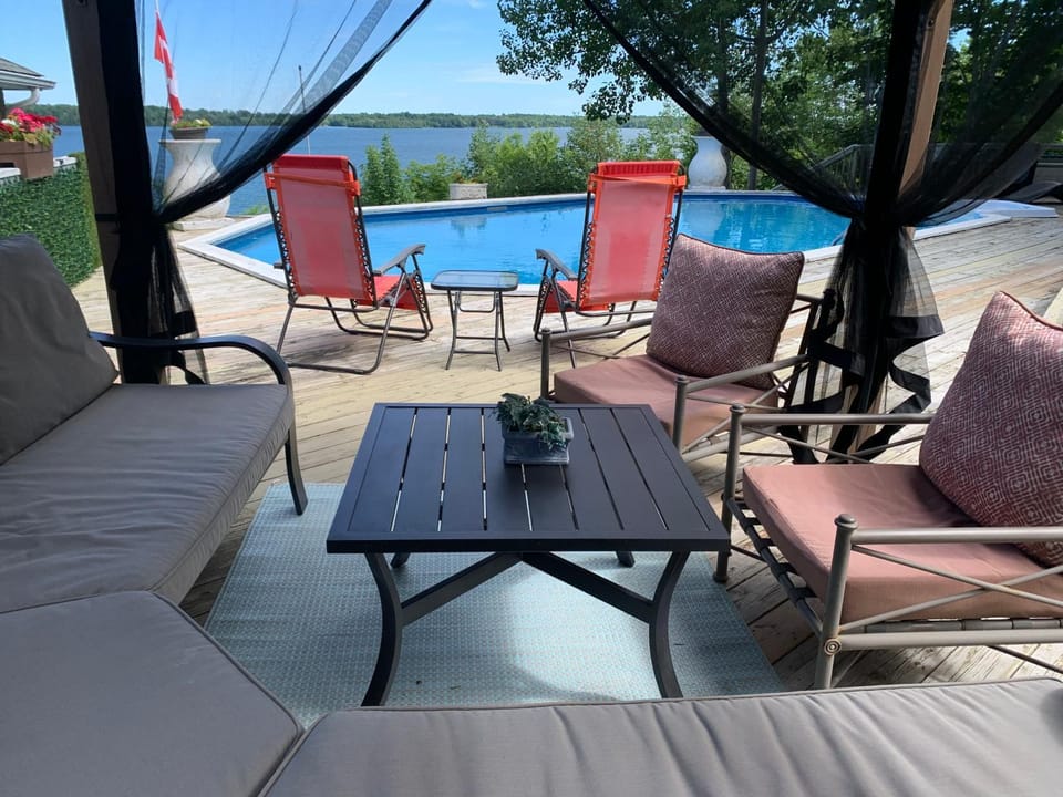 Q Estate Pool cottage House in Rideau Lakes