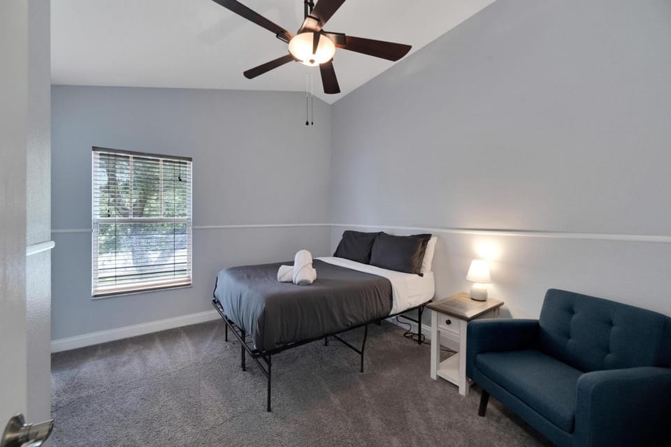 Spacious 3BR Family Home Near Sponge Docks House in Tarpon Springs