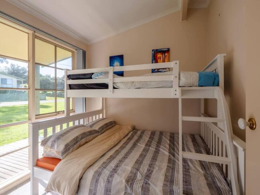 Bedroom, bunk bed