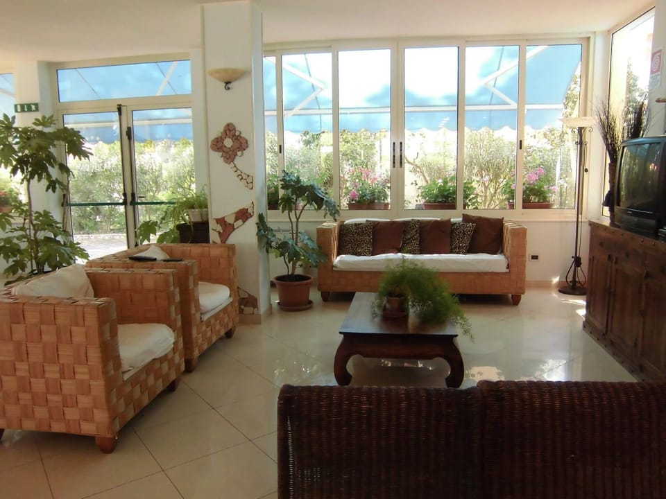 Communal lounge/ TV room
