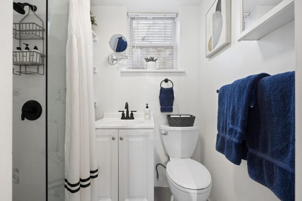 Shower, Toilet, Bathroom, towels