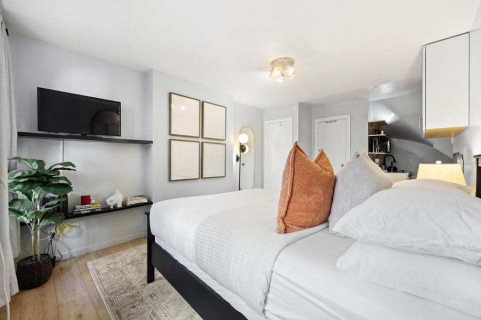 Bed, TV and multimedia, Photo of the whole room