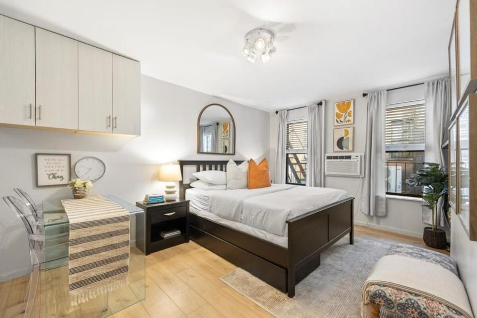 Bed, Seating area