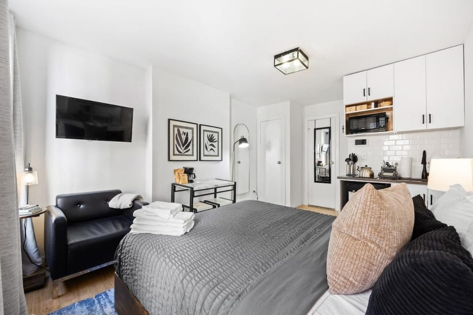 Bed, TV and multimedia, Kitchen or kitchenette, Photo of the whole room, Seating area, Dining area, Evening entertainment