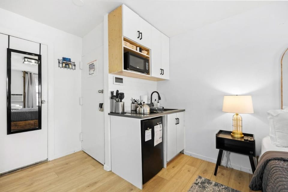 Coffee/tea facilities, Kitchen or kitchenette, Dining area, stove