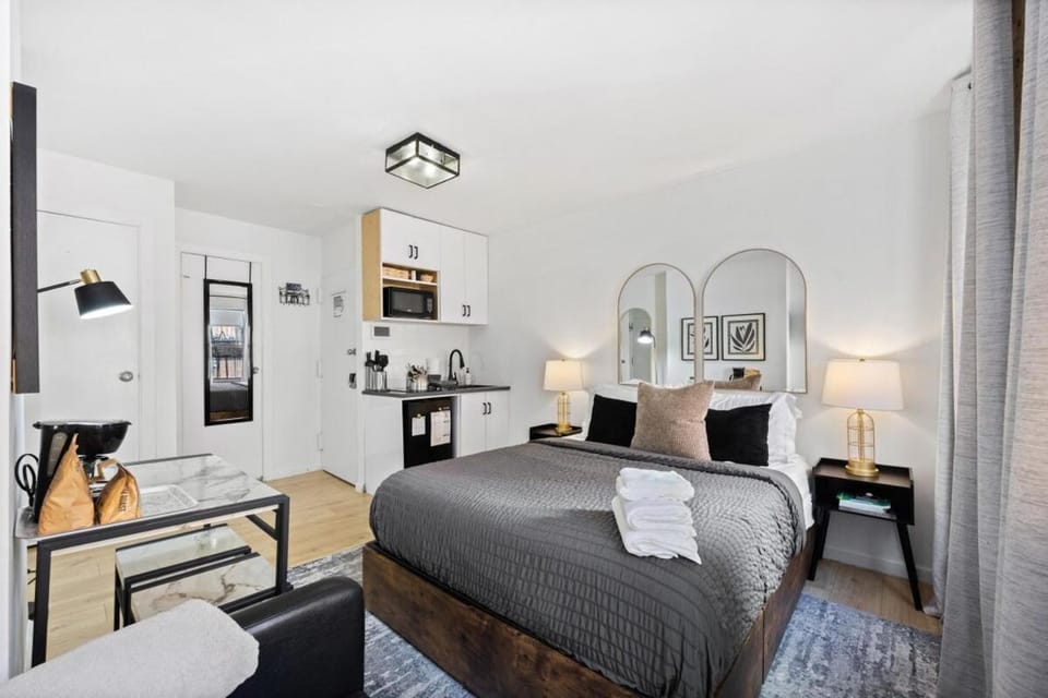 Bed, Photo of the whole room, towels