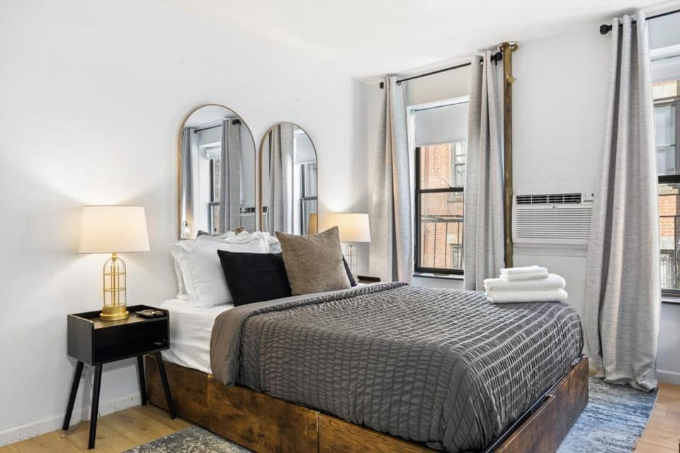 Bed, Photo of the whole room, Bedroom, towels
