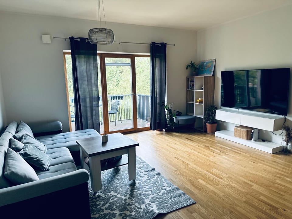 TV and multimedia, Living room, Seating area, Evening entertainment