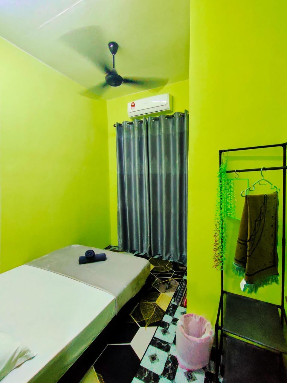 Bed, Bedroom, fireplace, towels