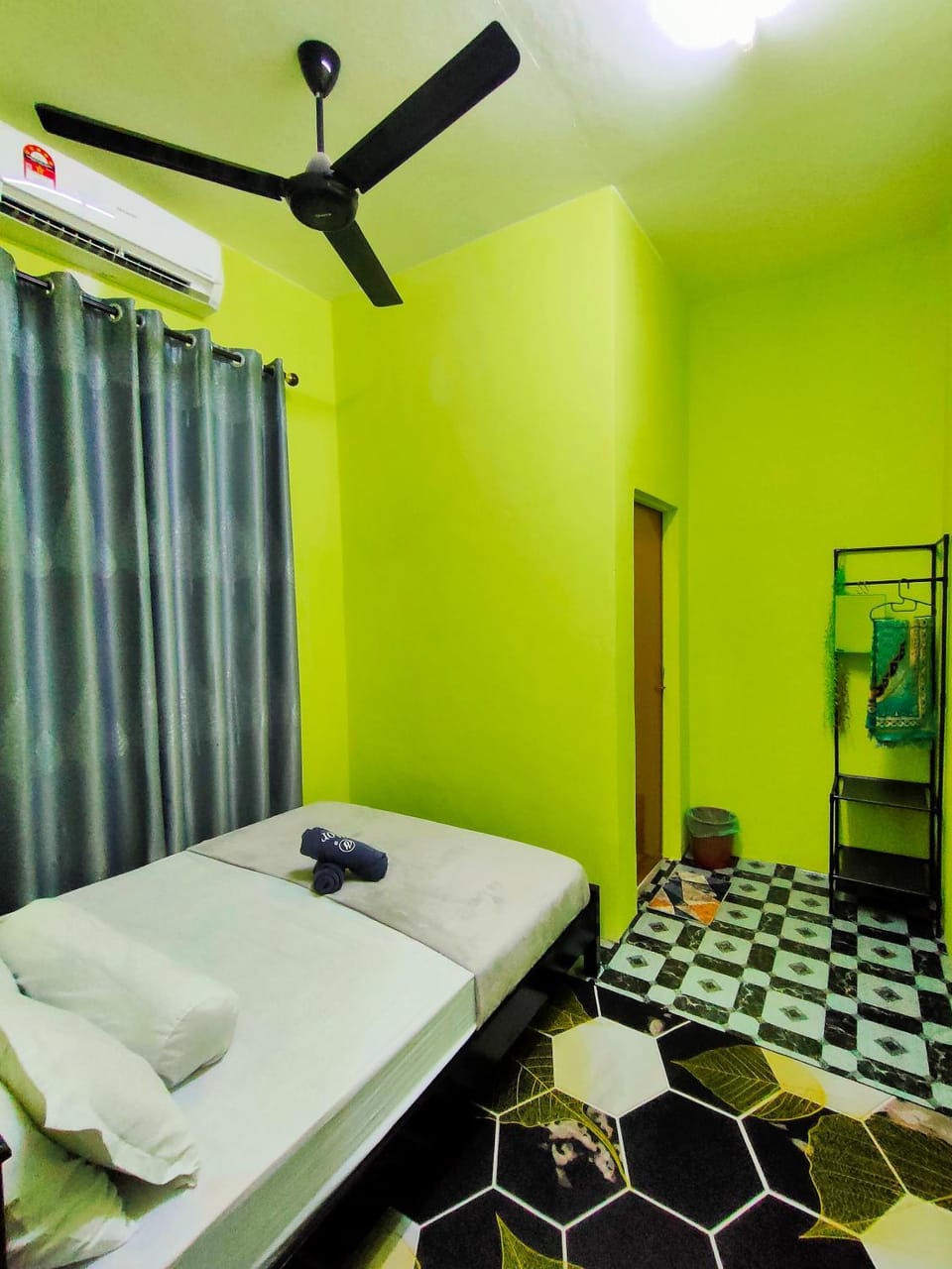 Bathroom, fireplace, towels, air conditioner