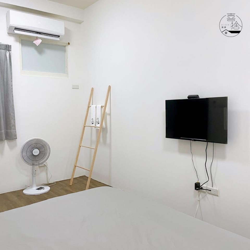 Bed, TV and multimedia, Photo of the whole room, Bedroom, fireplace, air conditioner
