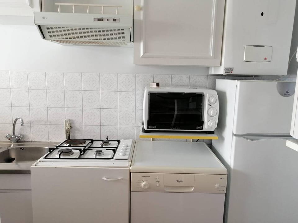Kitchen or kitchenette, Other, dishwasher, oven, stove