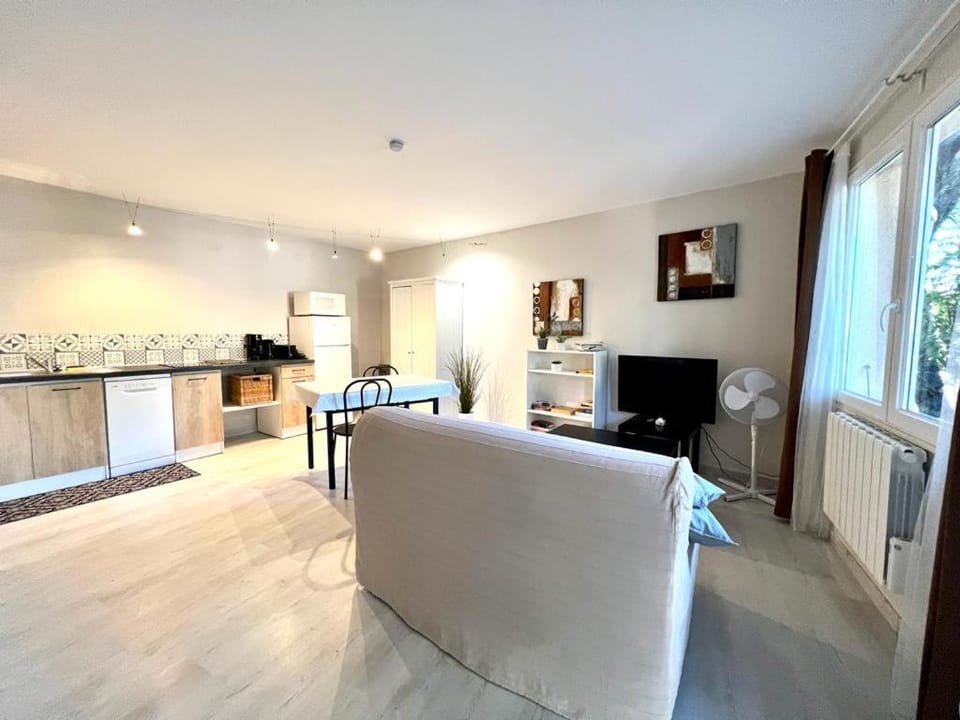 TV and multimedia, Kitchen or kitchenette, Living room, Dining area