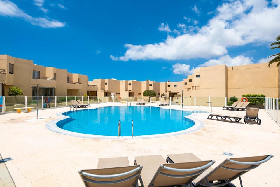 Property building, Swimming pool, sunbed