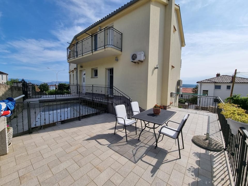 Property building, Patio, Balcony/Terrace
