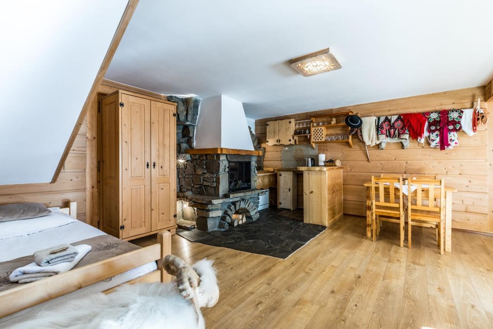 Bed, Kitchen or kitchenette, Living room, Photo of the whole room, Seating area, Dining area, Bedroom, fireplace, pet friendly, towels, wardrobe
