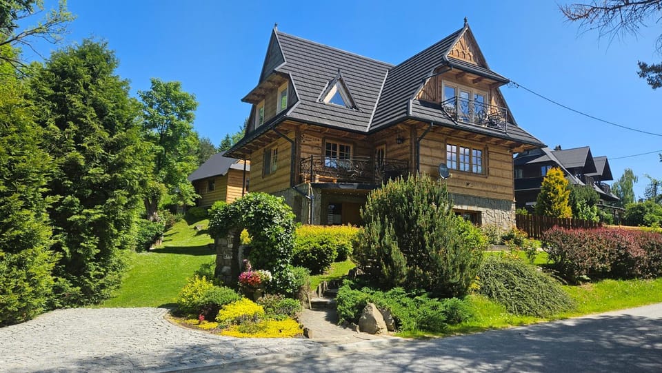 Property building, Spring, Off site, Day, Natural landscape, Garden, Garden view