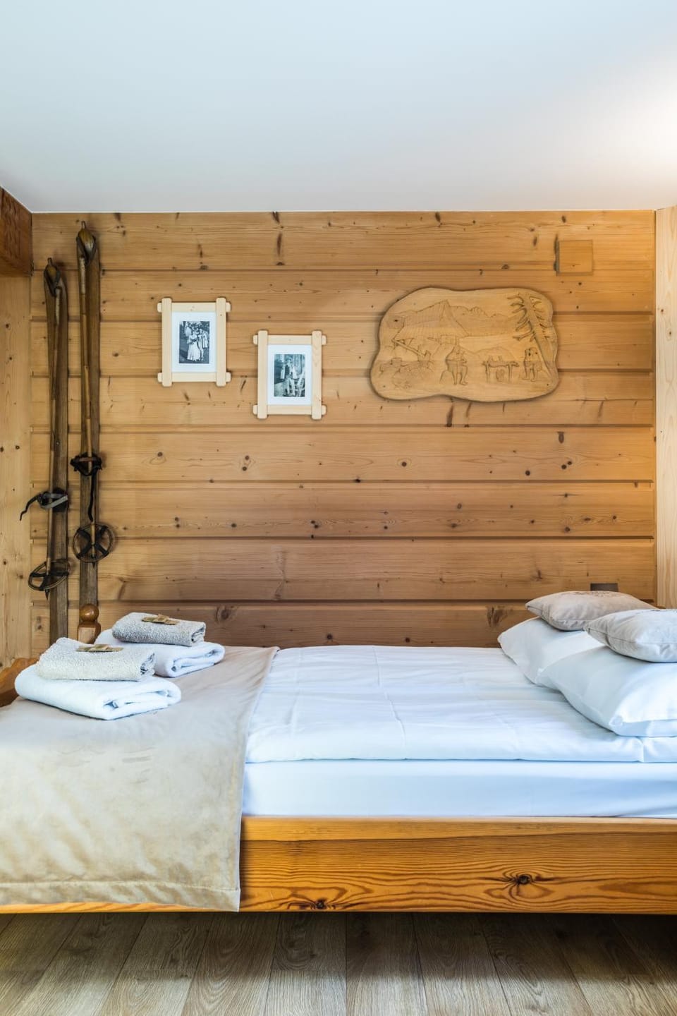 Bed, Photo of the whole room, Decorative detail, Bedroom, towels