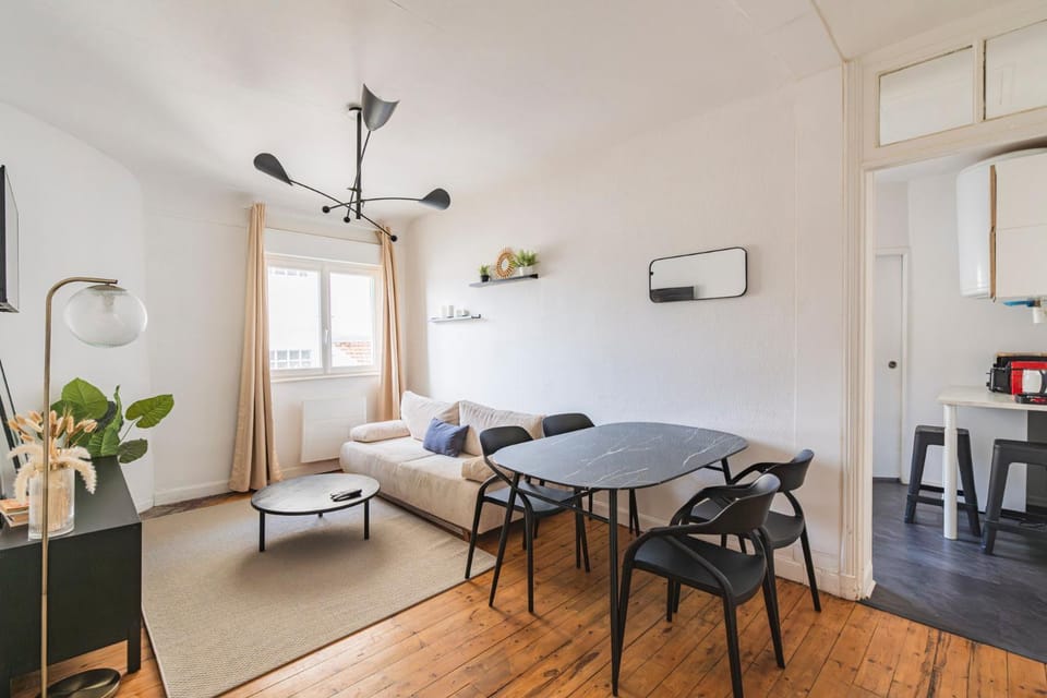 Seating area, fireplace