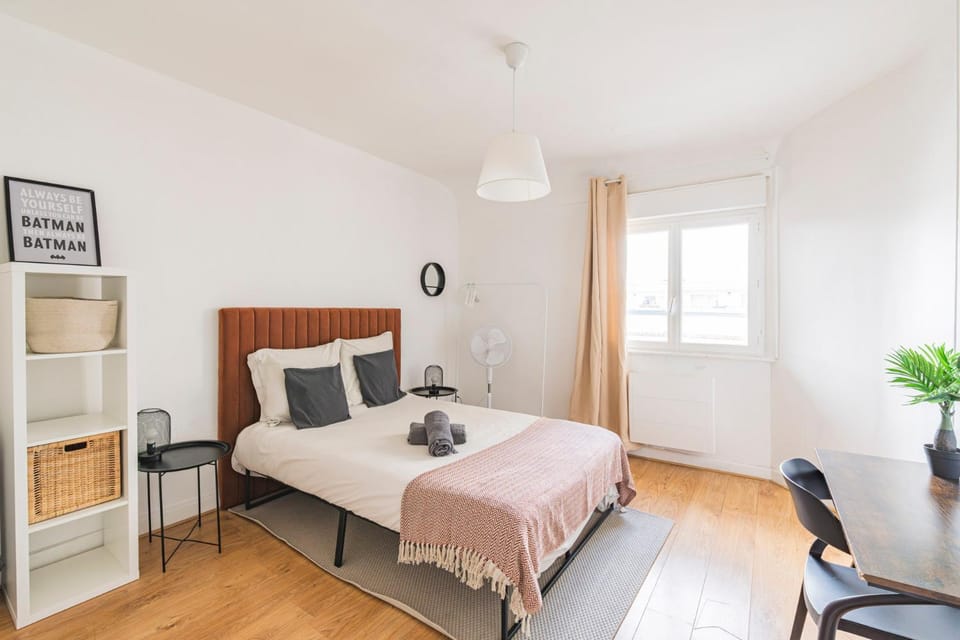 Photo of the whole room, Bedroom