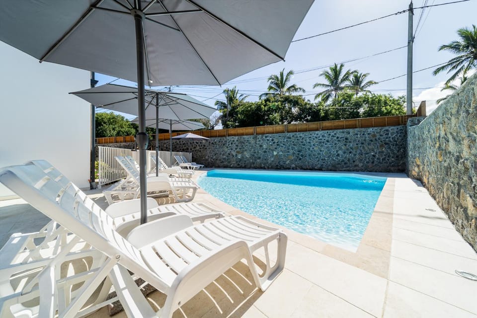 Swimming pool, sunbed