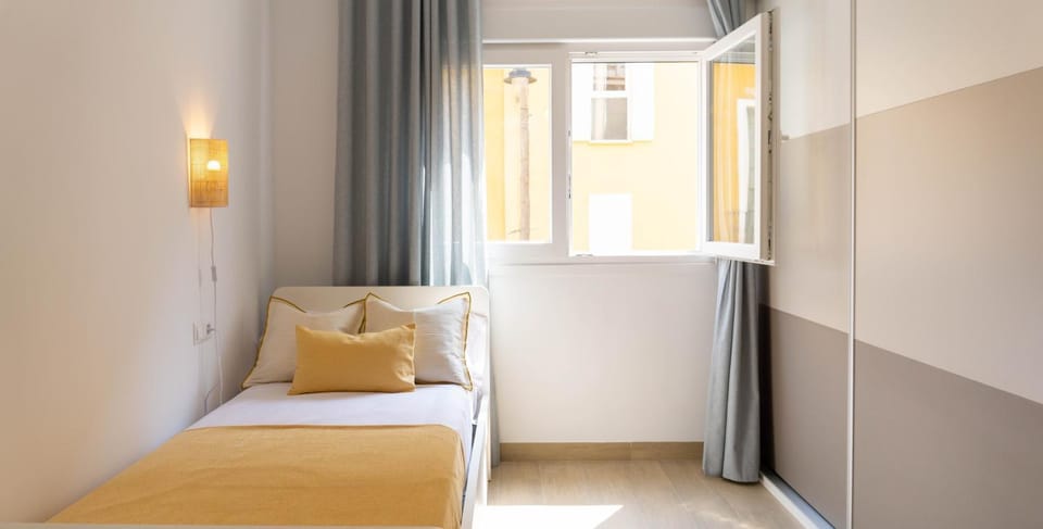 Bed, Photo of the whole room, Bedroom