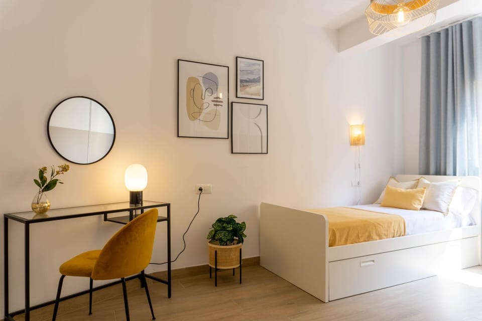 Bed, Photo of the whole room, Seating area, Bedroom, hair dresser
