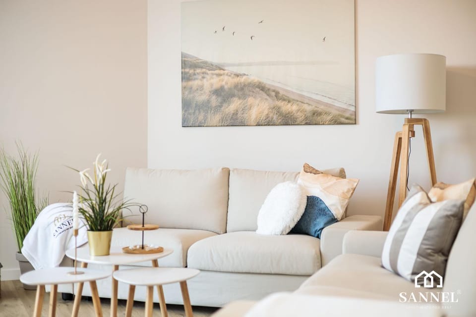 Living room, Photo of the whole room, Decorative detail, Decorative detail, Seating area