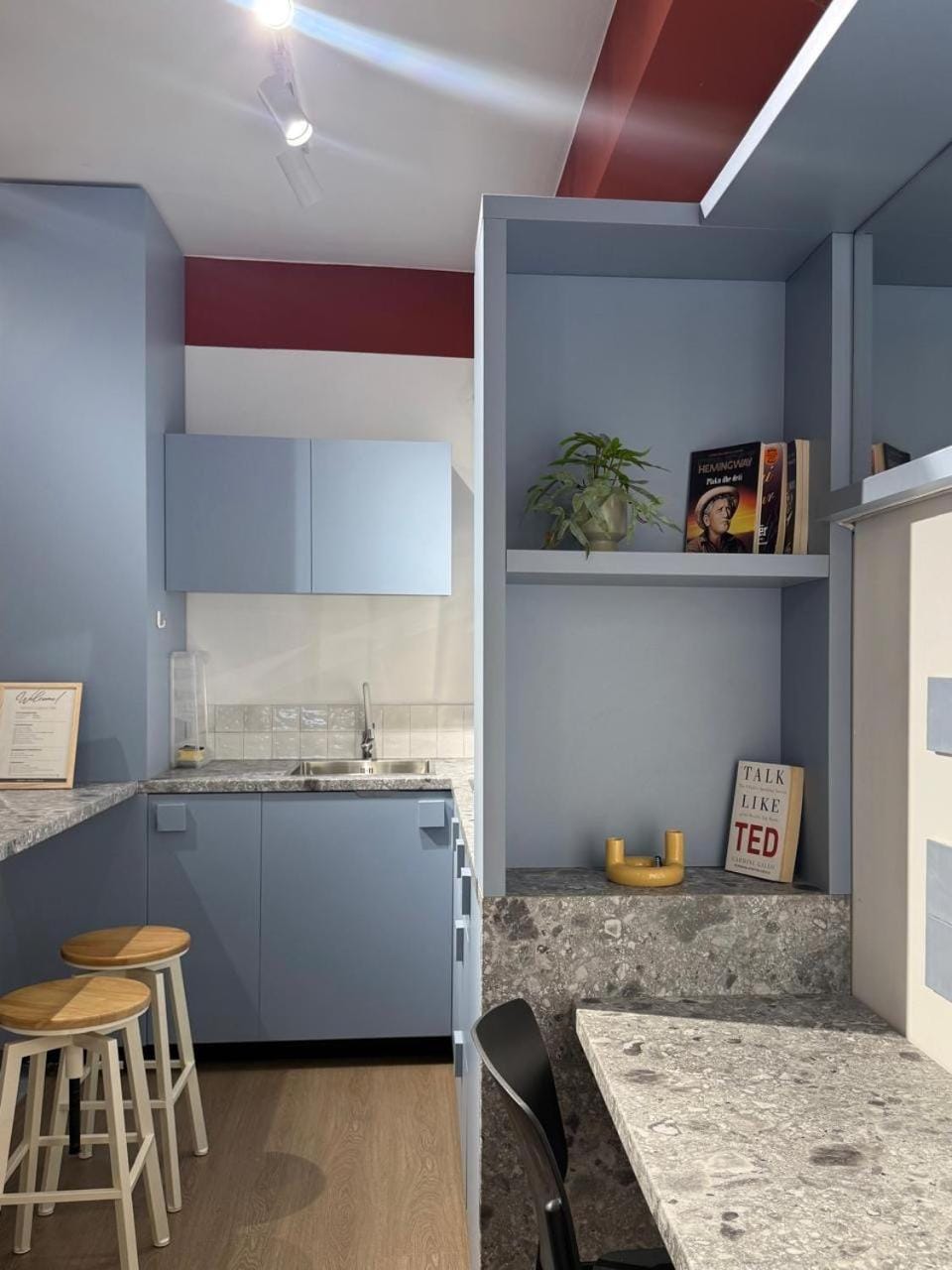 Kitchen or kitchenette, Dining area, minibar, stove