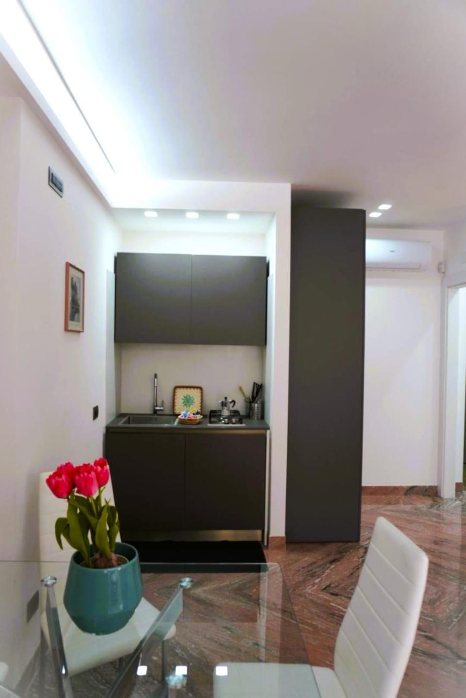 Kitchen or kitchenette, Living room, Seating area, Dining area, minibar