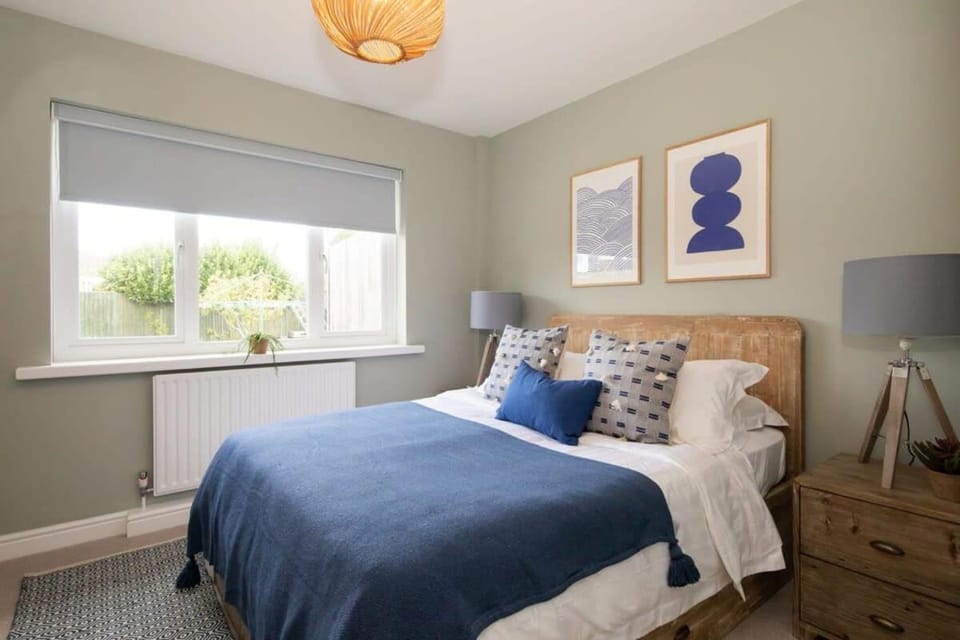 Bosham 3 BR Beach House with Garden & Playhouse House in Bosham