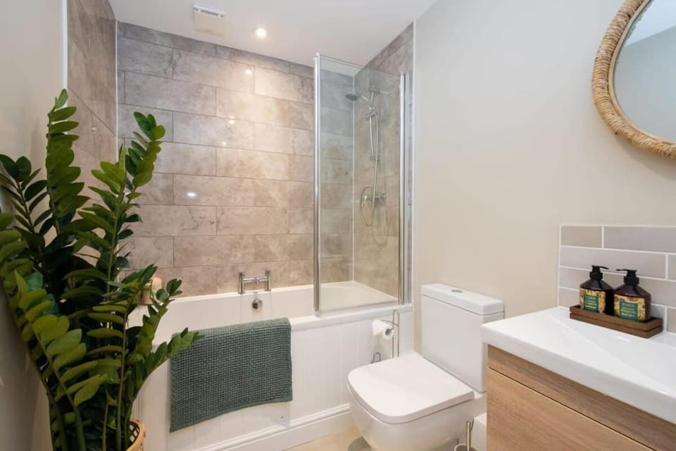 Bosham 3 BR Beach House with Garden & Playhouse House in Bosham