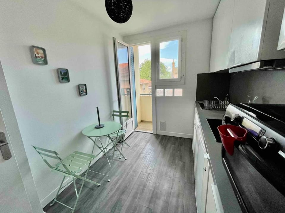 Kitchen or kitchenette, minibar