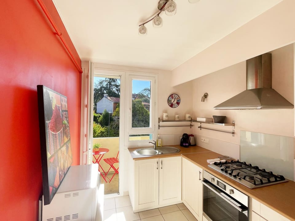 Kitchen or kitchenette, pet friendly, stove
