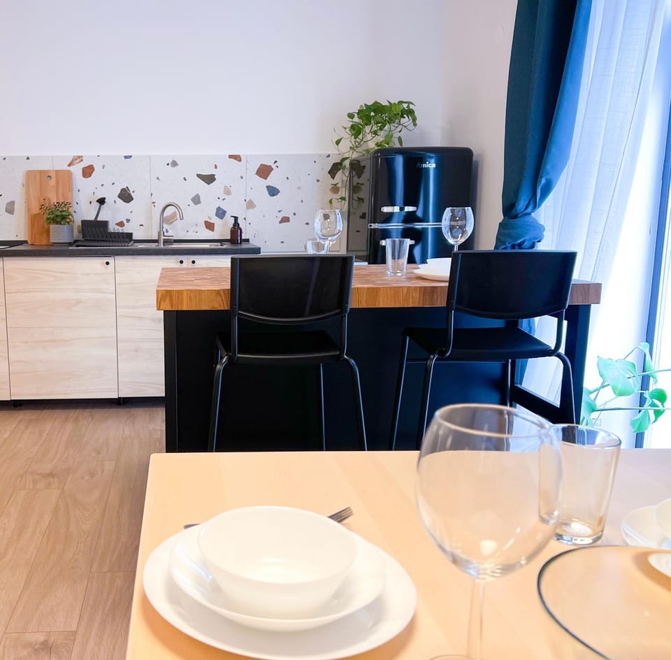 Kitchen or kitchenette, Dining area