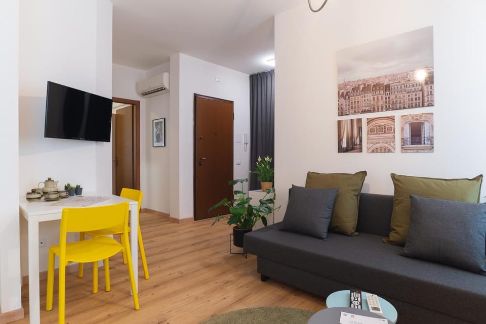 Day, Living room, Seating area