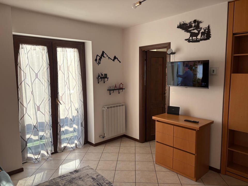 Communal lounge/ TV room, Photo of the whole room, wardrobe