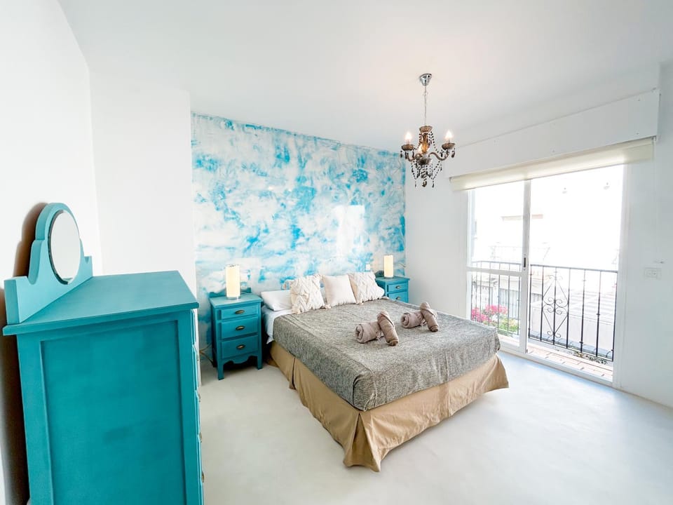 Bed, Photo of the whole room, Bedroom, locker, towels, air conditioner